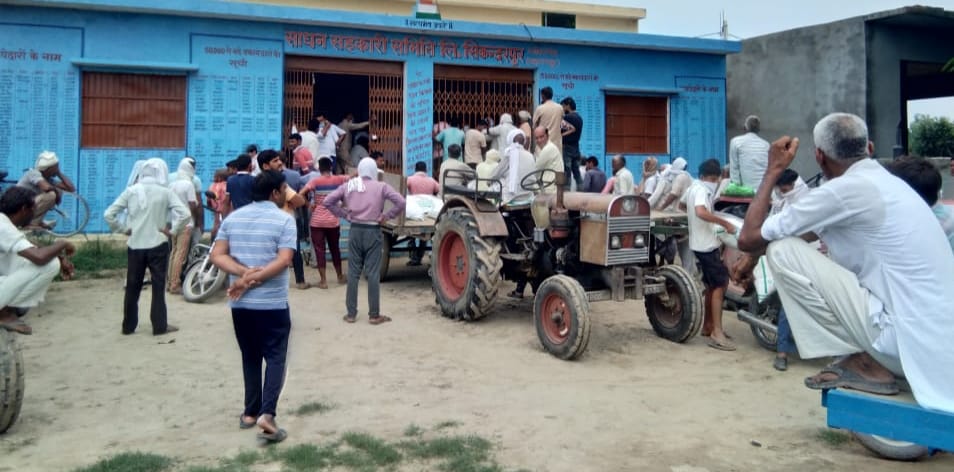 Commotion of farmers on Sikanderpur committee, police pacified
