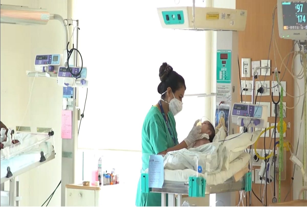 New born admitted in delhi max hospital gets milk from laddakh from mother everyday know full story