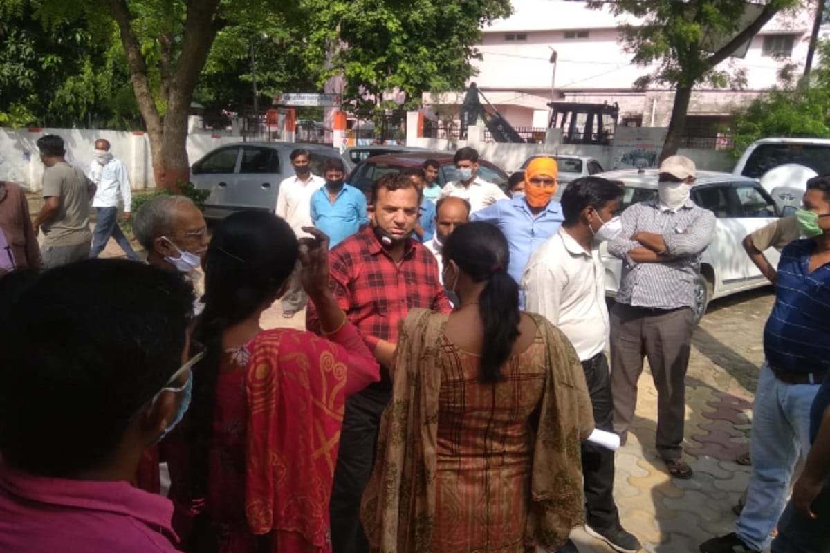 All employees have blamed the harassment on EO of municipality at Sardhana in Meerut