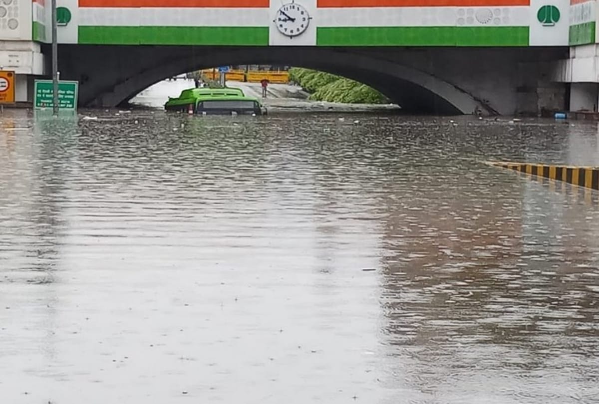Delhi Driver death under Minto Bridge water who responsible new building of BJP office or Kejriwal negligence