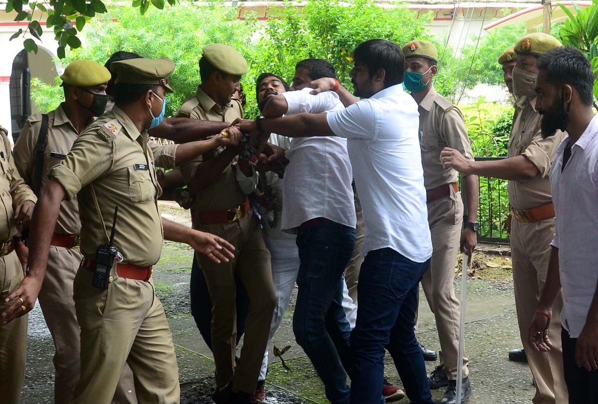 Students of Allahabad University burnt effigy of UGC, State Government