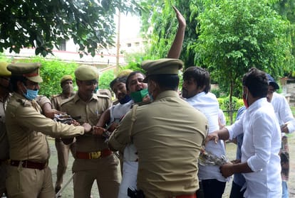 Students of Allahabad University burnt effigy of UGC, State Government