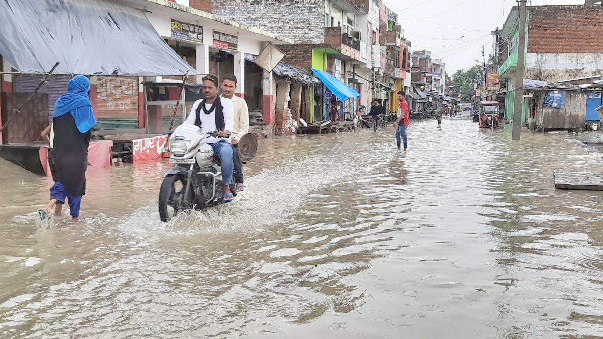 Roads become ponds in half an hour of rain