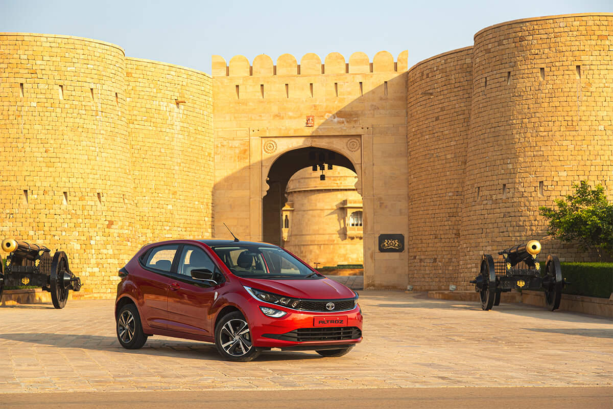 Premium hatchback cars Tata Altroz, Maruti suzuki Baleno, 2020 Hyundai i20 and Honda Jazz base model features comparison