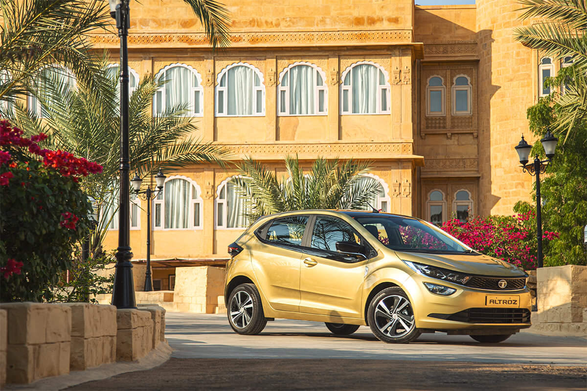 Hyundai i20 2020 vs Tata Altroz vs Maruti baleno vs Honda Jazz vs Volkswagen Polo premium hatchback mileage comparison