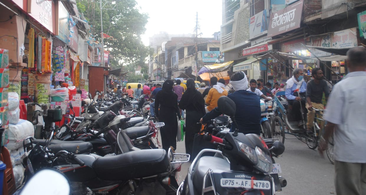 As soon as the market opened on trial, the crowd gathered, jammed