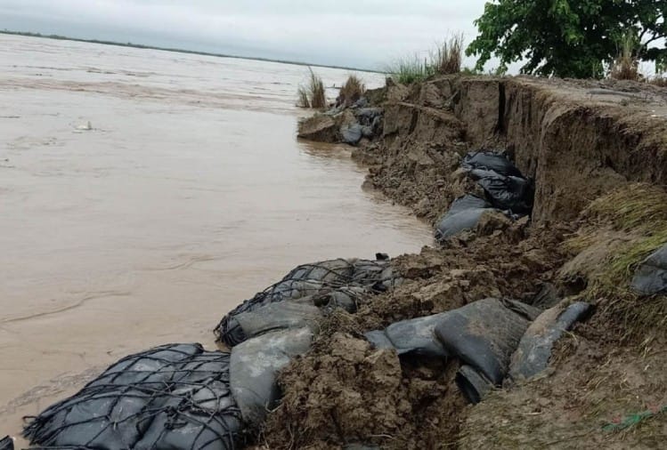 खतरे के निशान से 24 सेंटीमीटर ऊपर बह रही है गंडक नदी, तटबंध में हो रहा  रिसाव, तस्वीरें - Gandak River Flowing 24 Cm Above Danger Mark In  Kushinagar - Amar Ujala Hindi News Live