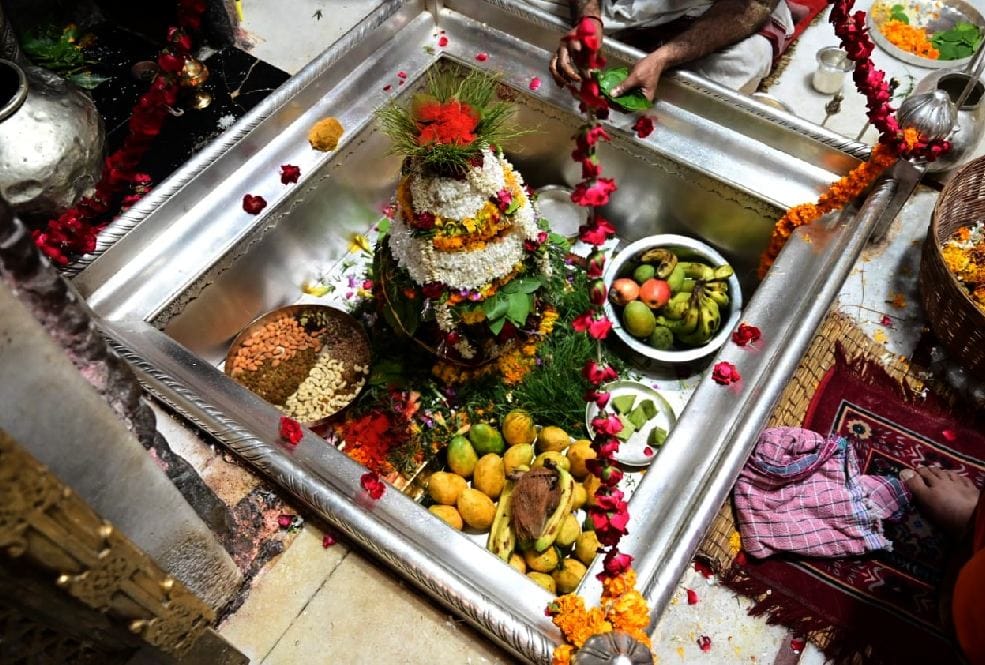 Sawan 2021 how to offer bel patra leaves to lord Shiva