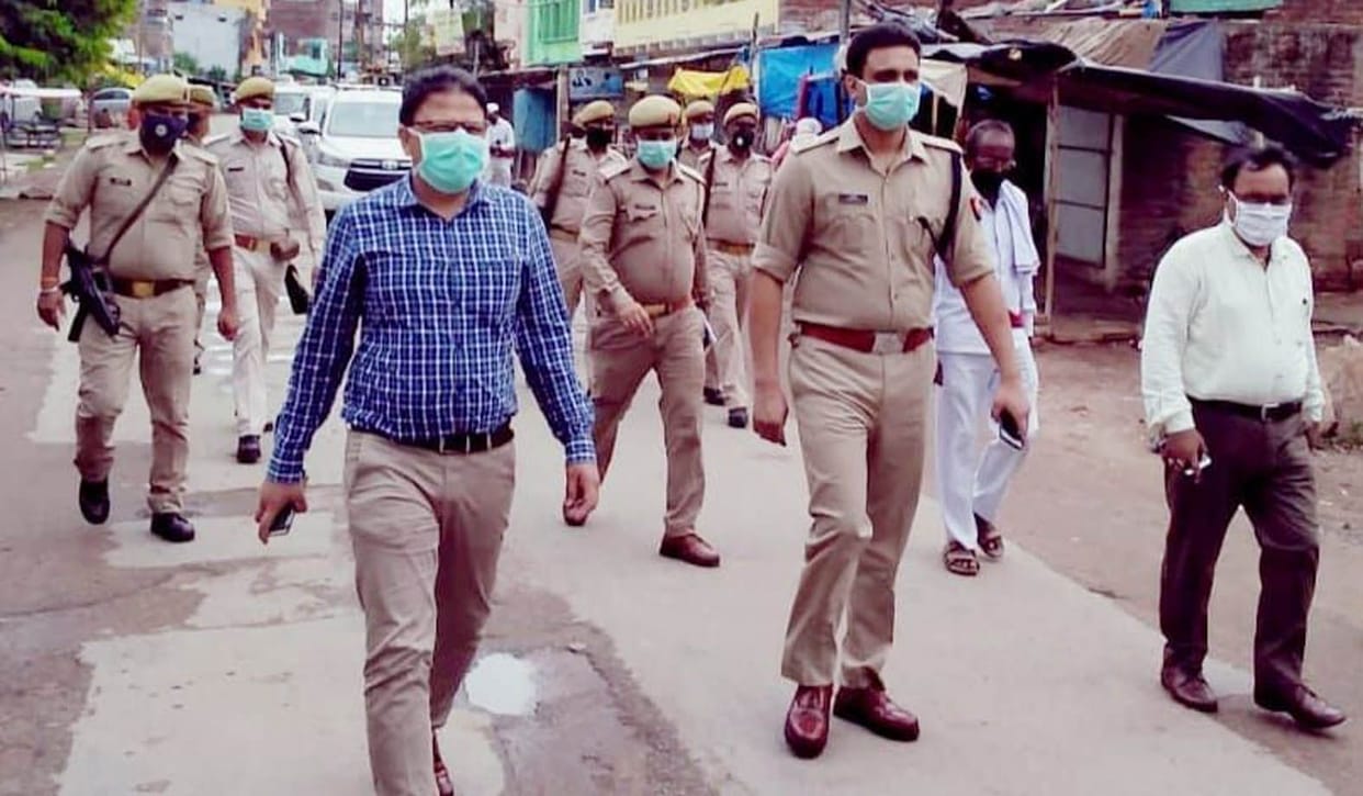 baphar jon mein ghar se baahar nikalane vaalon par karen kaarravaee