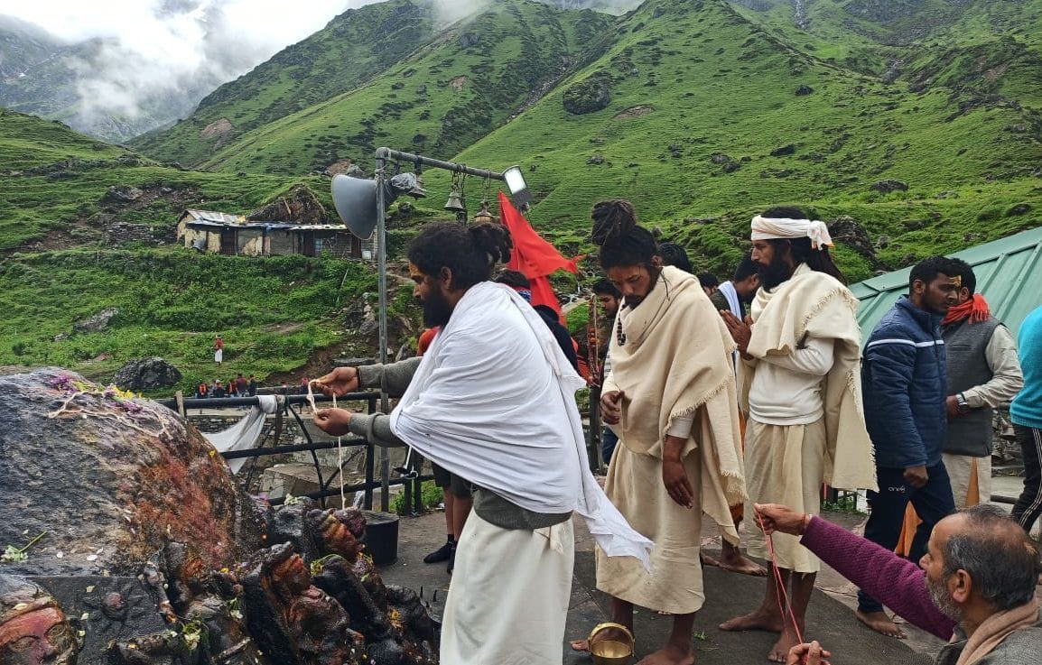 Jalabhishek was done by paying attention to Baba from the temple premises