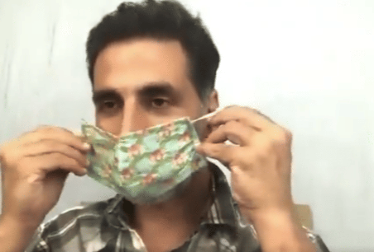 twinkle khanna accused her husband akshay kumar for robbing her mask