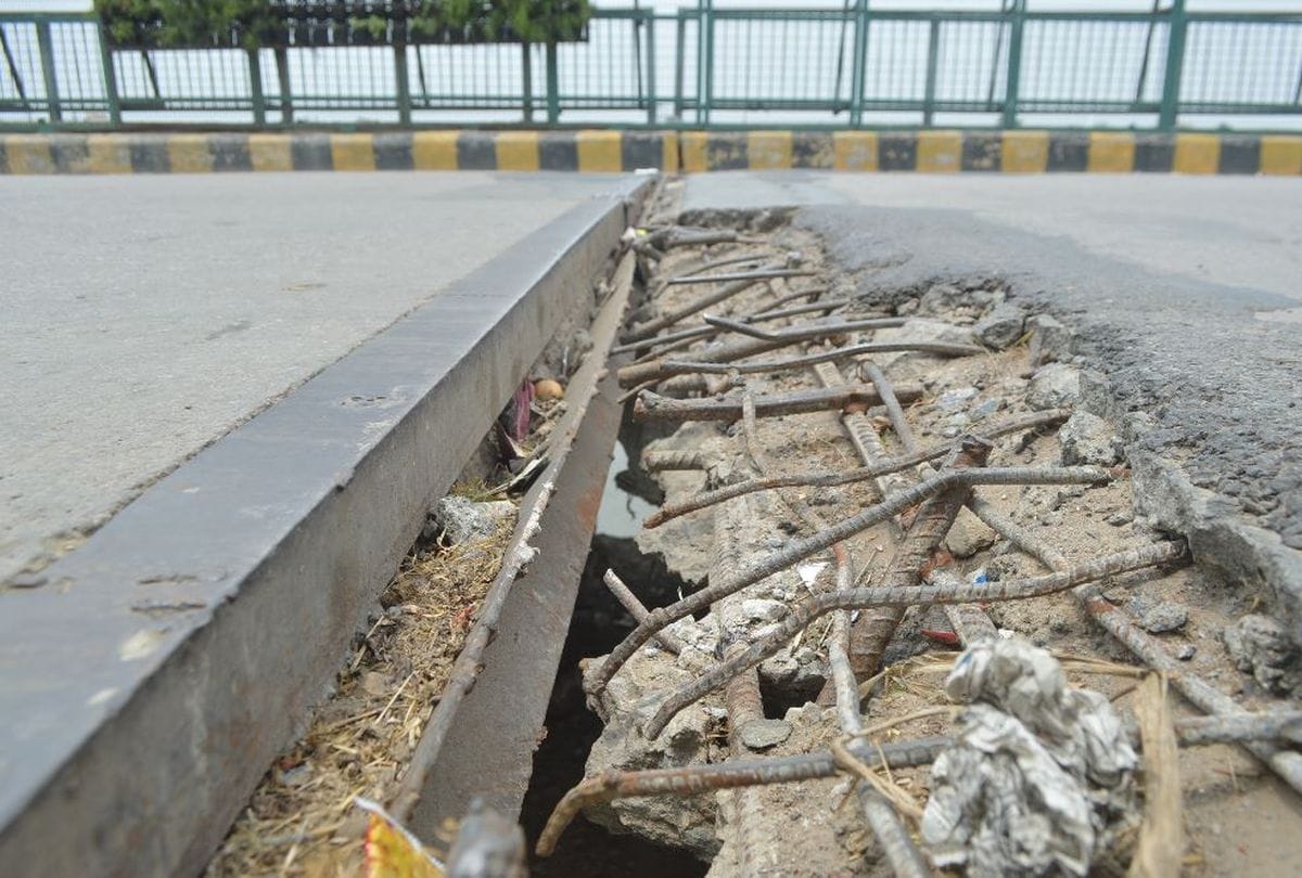 Ambedkar Bridge Cracked In Agra Latest News