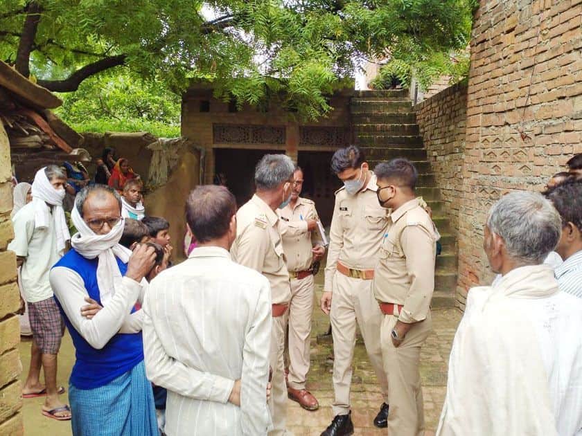 घर के बाहर मौजूद पुलिस और मोहल्ले के लोग।