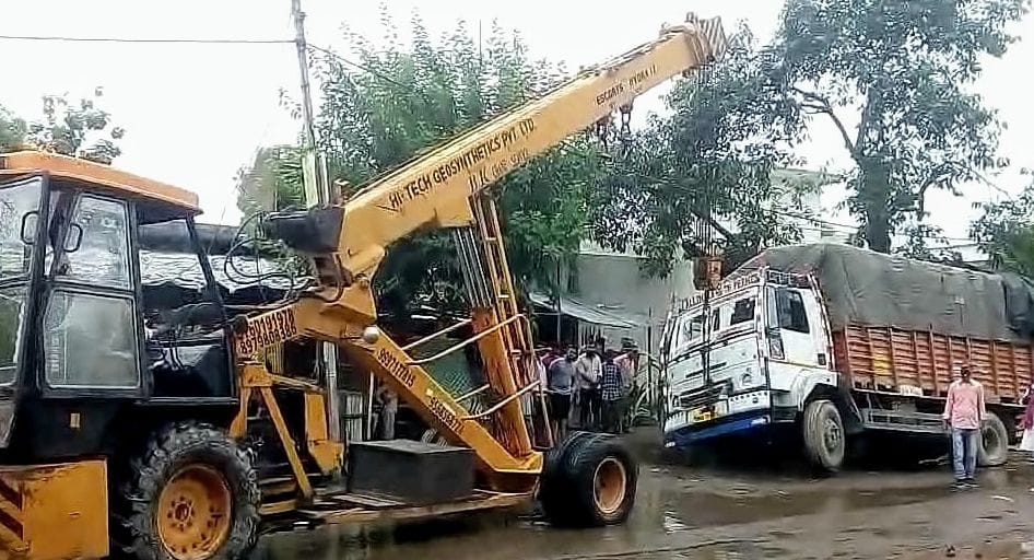 the way of between meerut and binor so bad, the sp workers protested and peddy put in the road