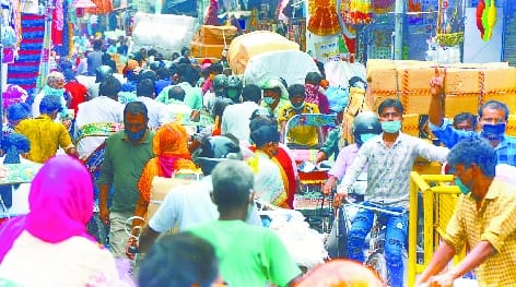 As soon as the roster is over, the entire system breaks into the bustling markets .. jammed to the crossroads