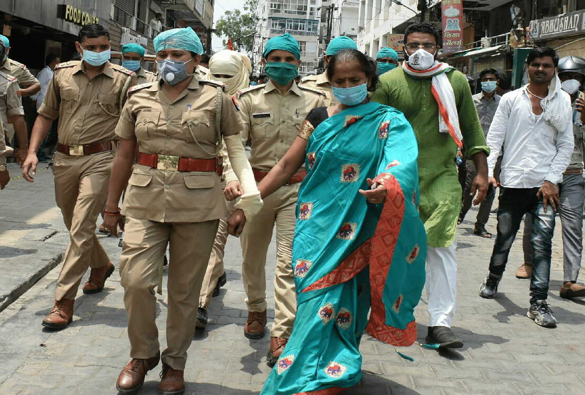 Police lathi-charge the congress leaders while protesting in agra
