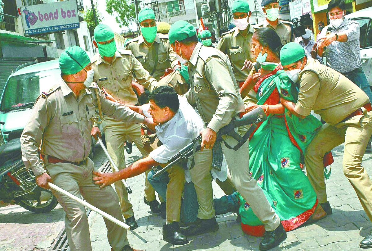 Police lathi-charge the congress leaders while protesting in agra