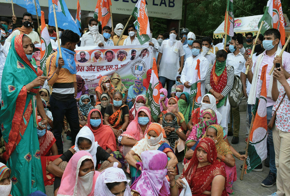 Police lathi-charge the congress leaders while protesting in agra