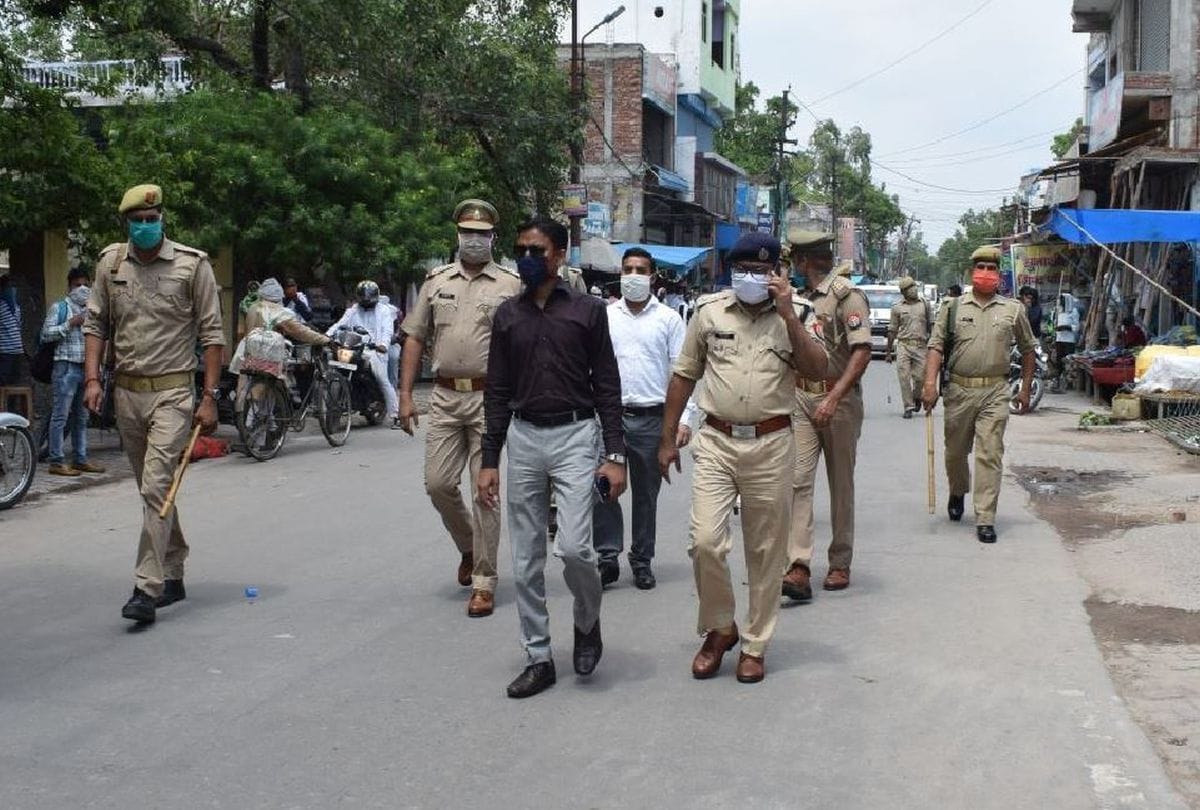 Dm And Sp Mainpuri Visits Market During Corona Virus Infection