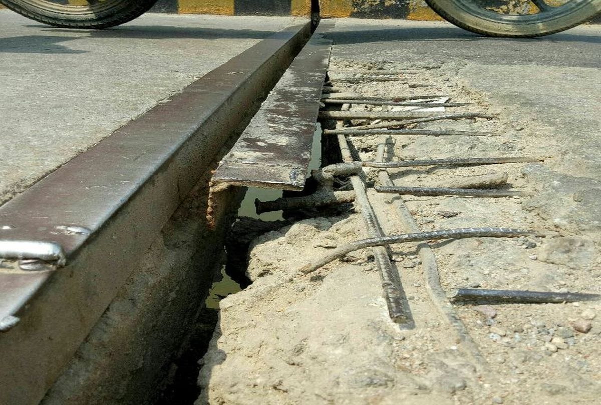 Ambedkar Bridge Cracked In Agra Latest News