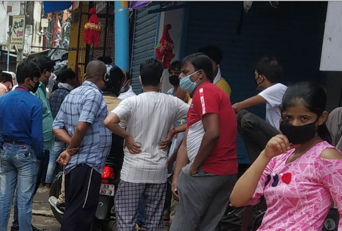 Up government ends weekend lockdown rules in gorakhpur and People ignoring social distancing