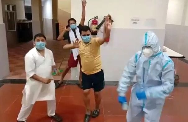 possitive doctor doing dance at quarenteen center