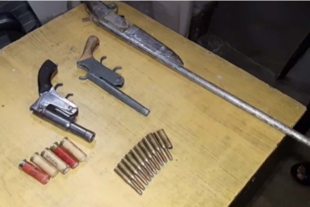 police and STF raid at Yogesh Bhadora and Udham Singh house in meerut, illegal weapons recovered