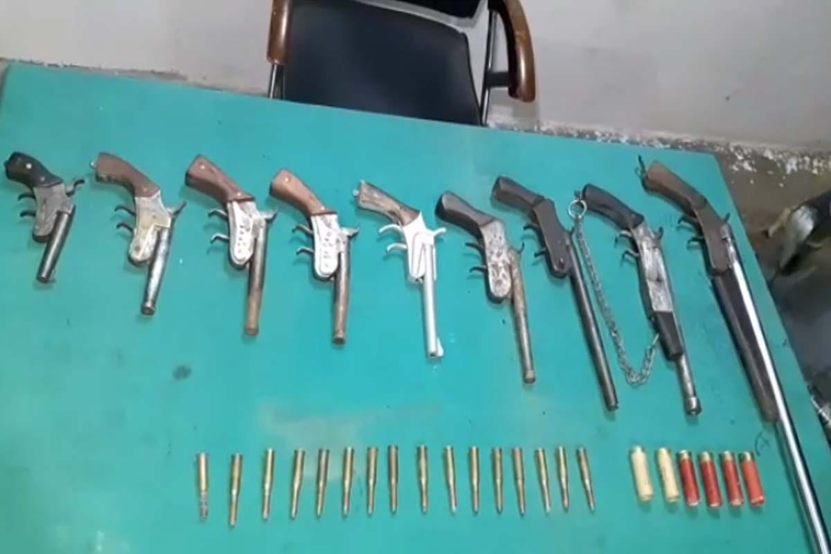 police and STF raid at Yogesh Bhadora and Udham Singh house in meerut, illegal weapons recovered