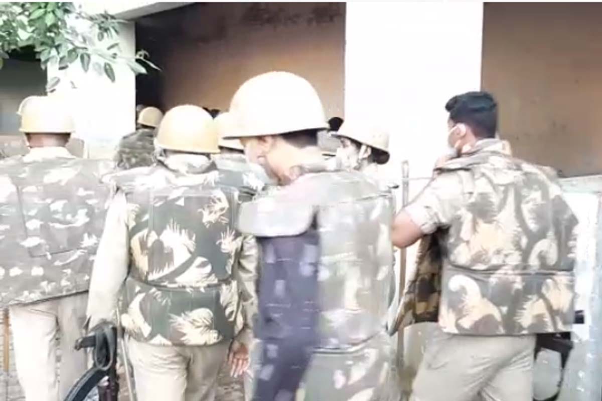 police and STF raid at Yogesh Bhadora and Udham Singh house in meerut, illegal weapons recovered