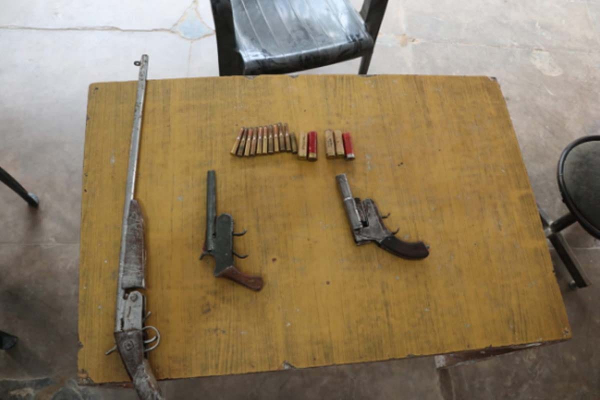 police and STF raid at Yogesh Bhadora and Udham Singh house in meerut, illegal weapons recovered