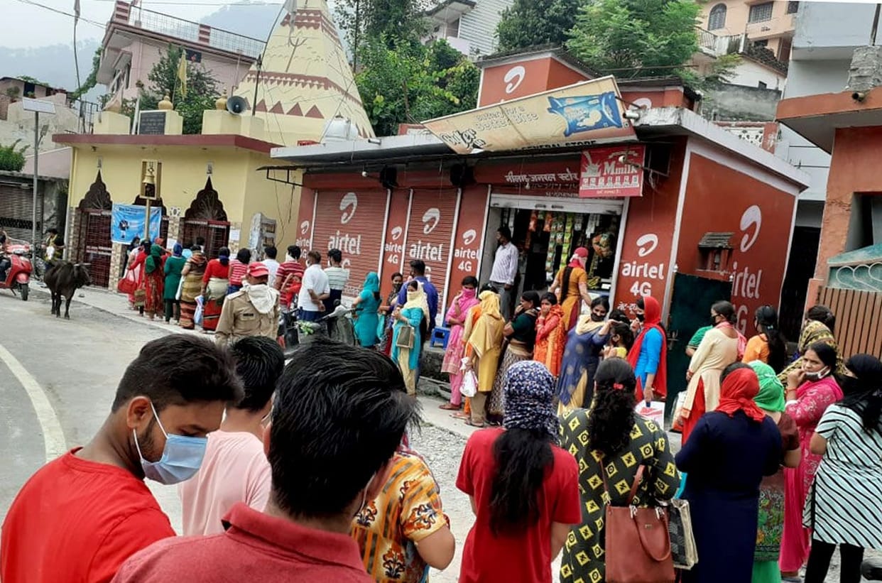 Bypassing the rules of social distancing in temples