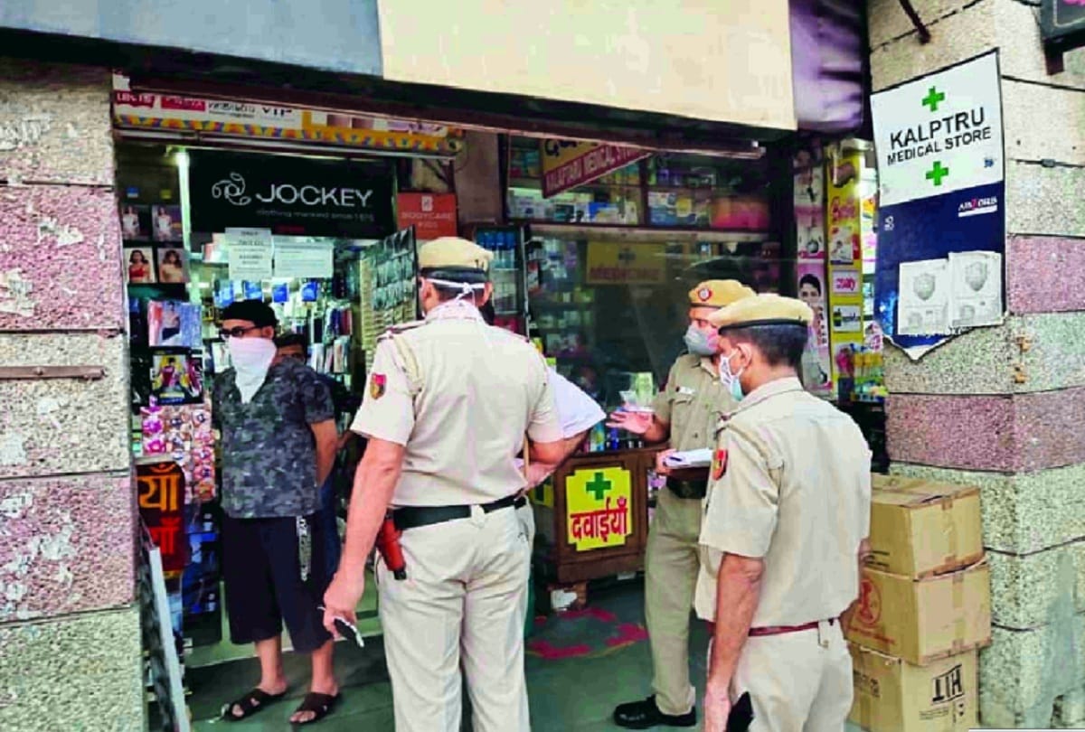 People are spitting gutkha in the streets even after the ban in delhi