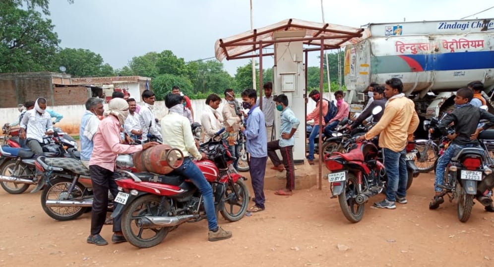 violation of social distancing in petrol pump