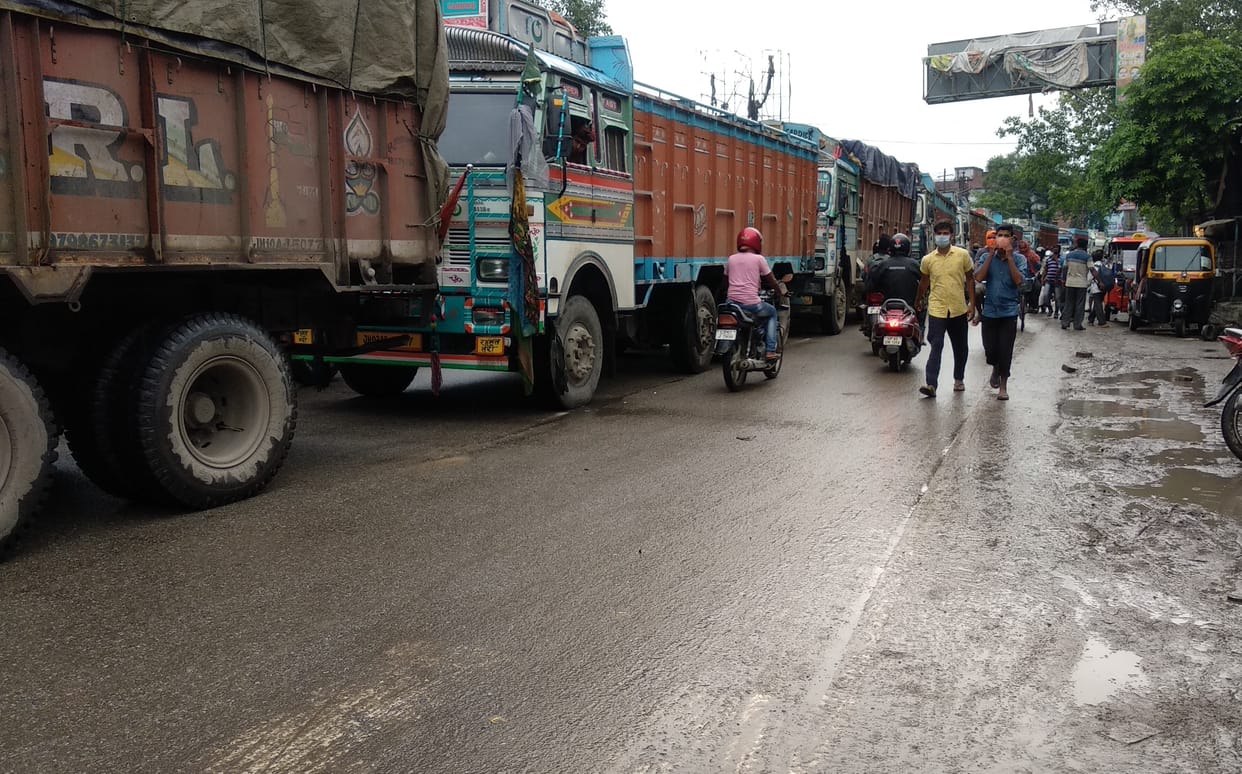 Overload trucks causing heavy jam for one hour