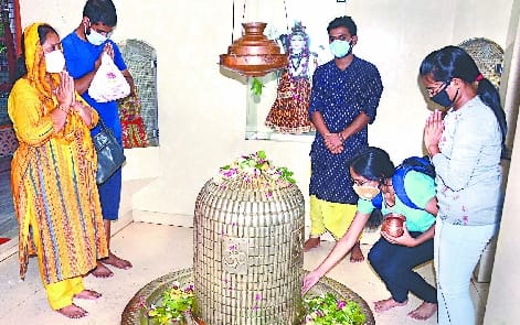 Crowds gathered in temples on the third Monday of Sawan