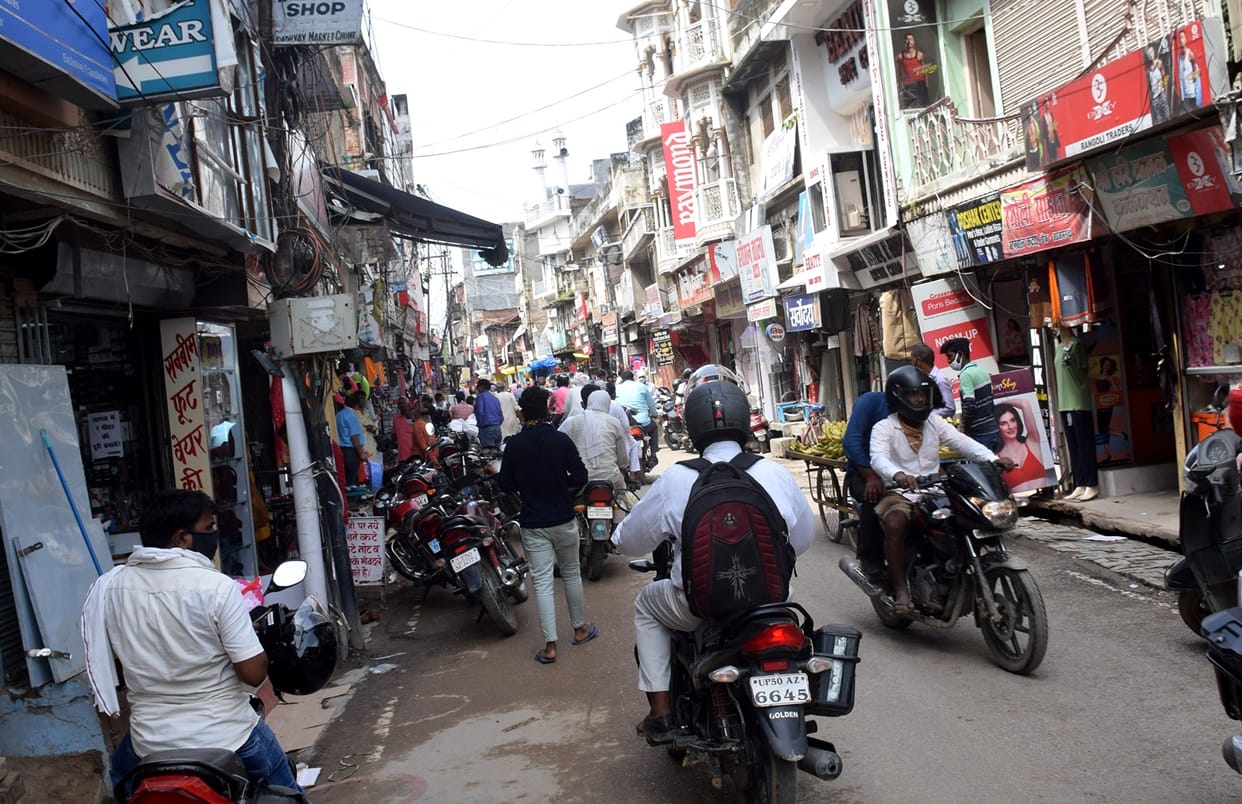 In Azamgarh, both the street shops opened and the crowd gathered in the market