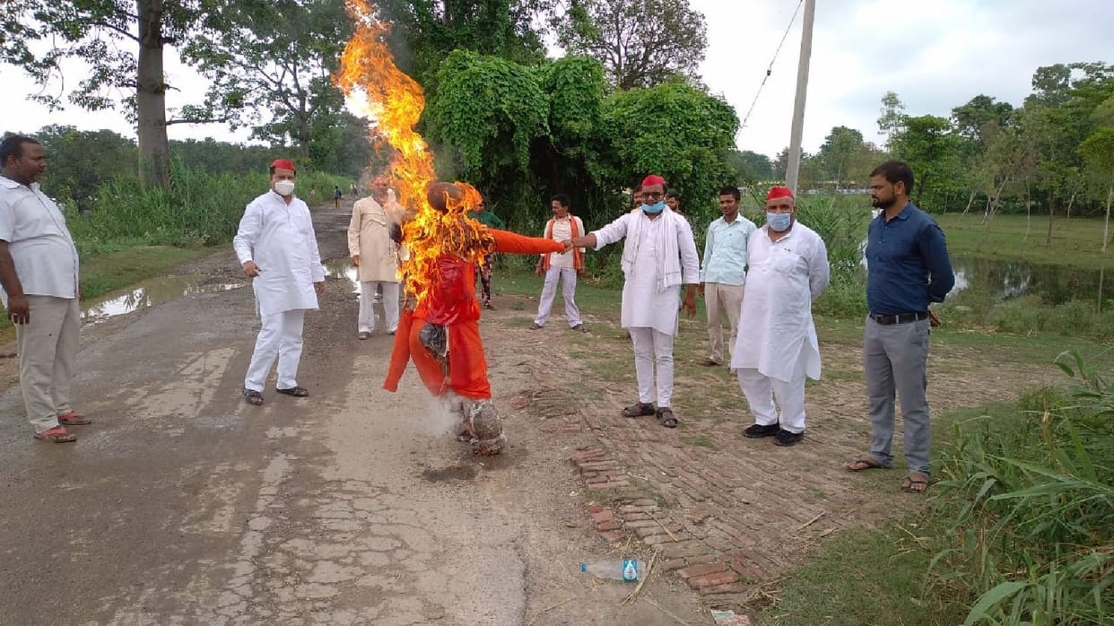SP workers burnt effigy of Chief Minister