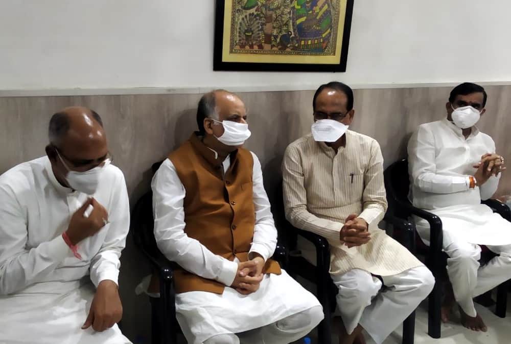 Defence minister Rajnath Singh along with many other   leaders pays tribute to Lalji Tandon.