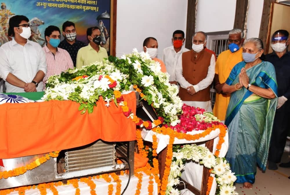 Defence minister Rajnath Singh along with many other   leaders pays tribute to Lalji Tandon.