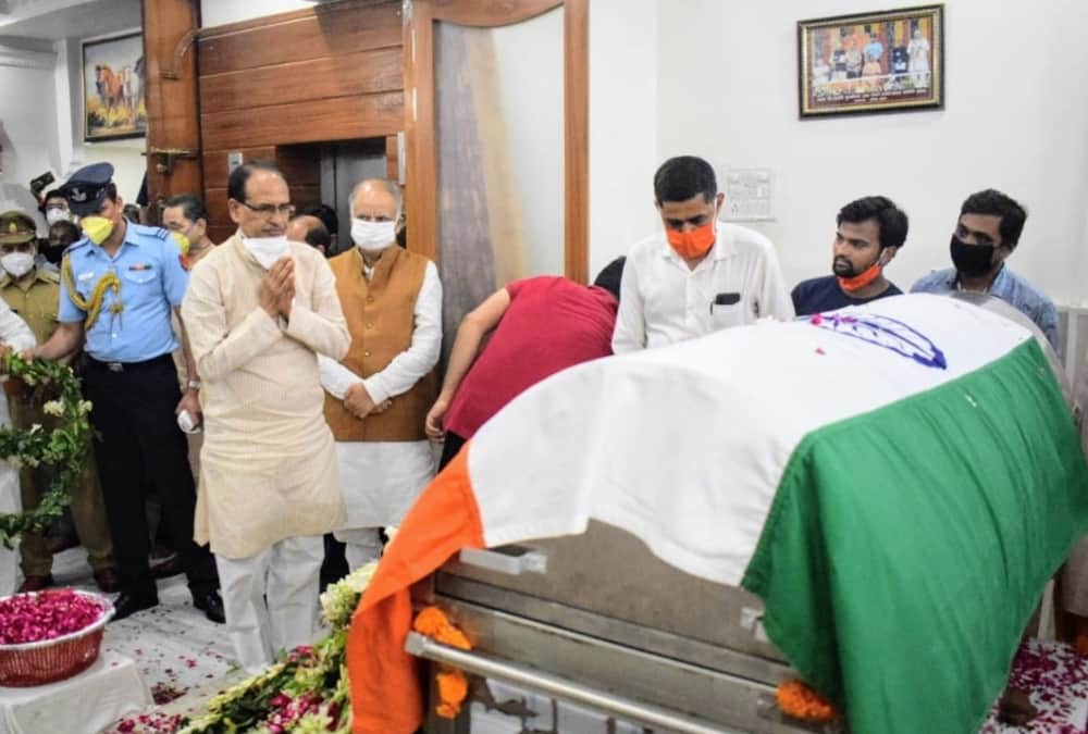 Defence minister Rajnath Singh along with many other   leaders pays tribute to Lalji Tandon.