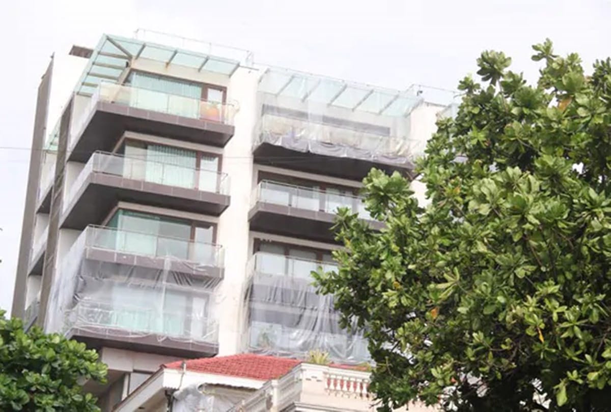 Shahrukh Khan Cover His Bunglow Mannat With Plastic Possibly due to coronavirus or Mumbai Rain