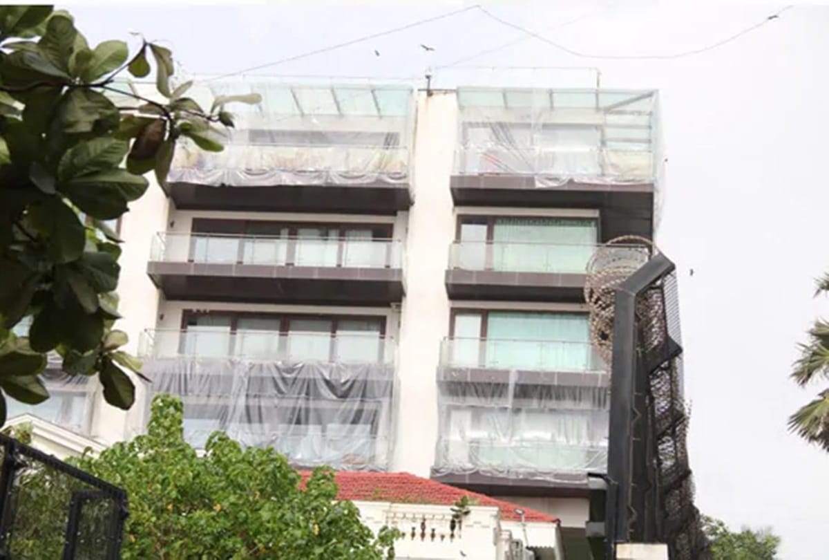 Shahrukh Khan Cover His Bunglow Mannat With Plastic Possibly due to coronavirus or Mumbai Rain