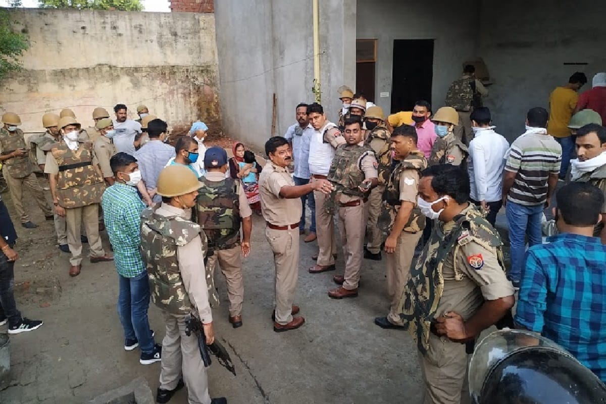 UP Crime News: illegal arms have been recovered in the houses of crooks Yogesh Bhadora and Udham Singh in Meerut