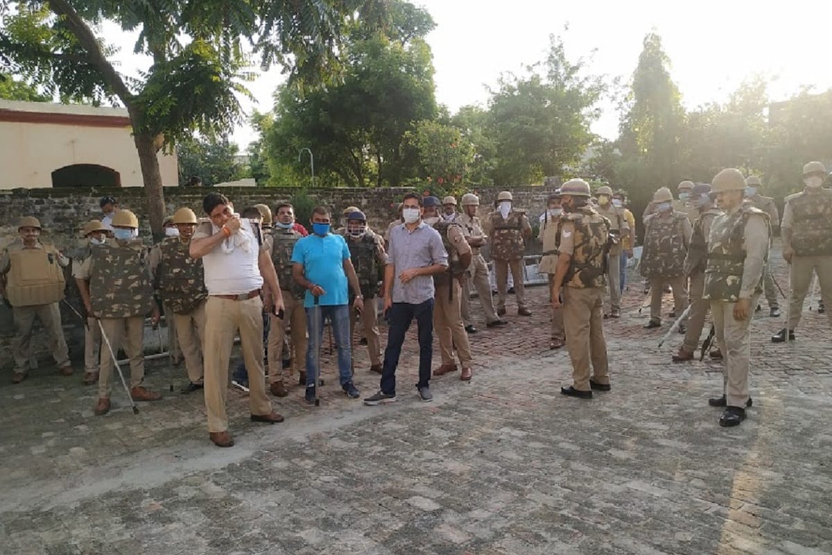 UP Crime News: illegal arms have been recovered in the houses of crooks Yogesh Bhadora and Udham Singh in Meerut