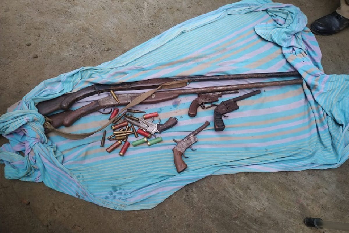 UP Crime News: illegal arms have been recovered in the houses of crooks Yogesh Bhadora and Udham Singh in Meerut