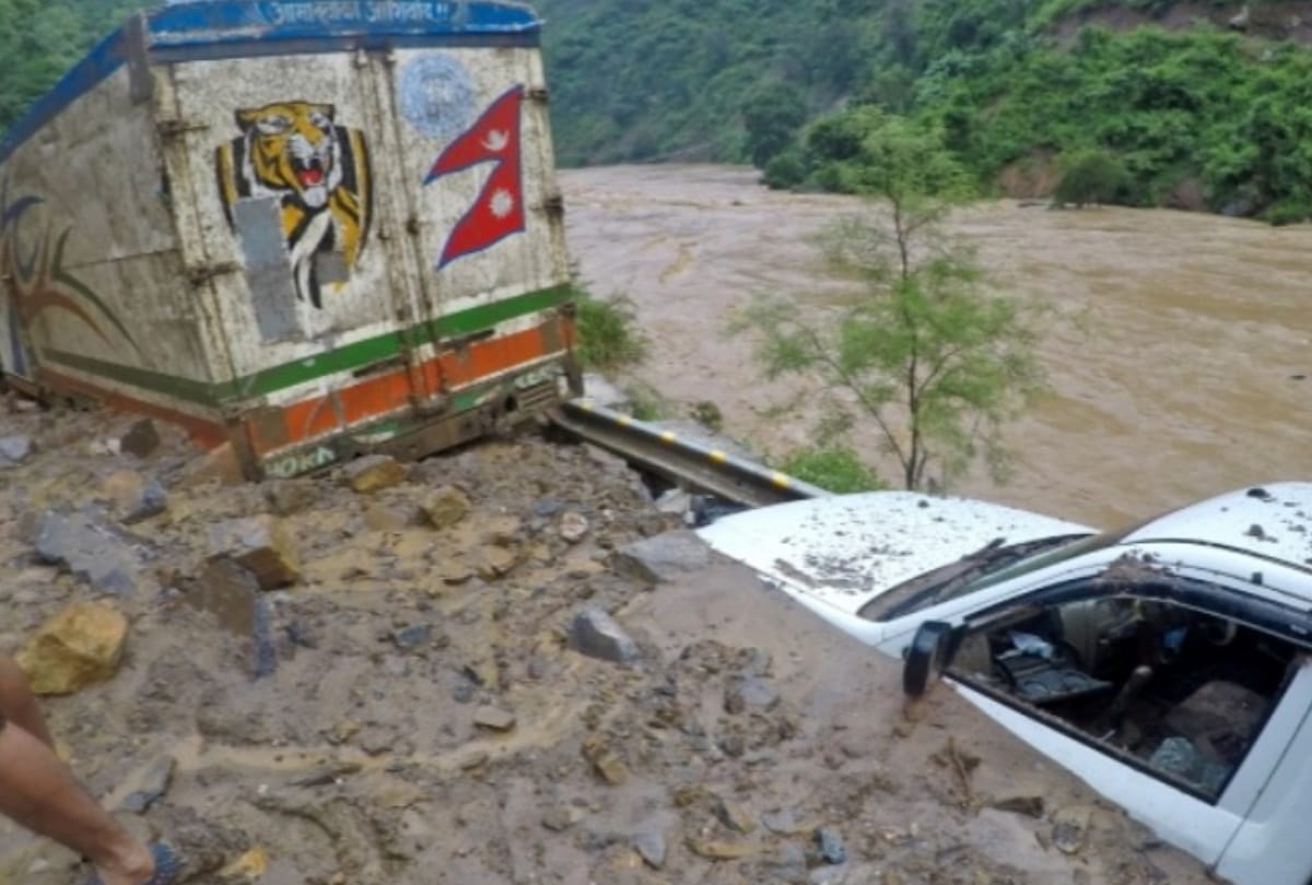 Pokhara Sonauli and Kathmandu routes close due to Landslides in Nepal