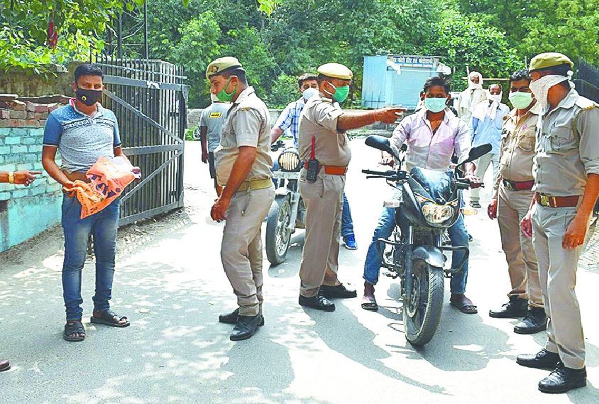 Dm And Sp Mainpuri Visits Market During Corona Virus Infection
