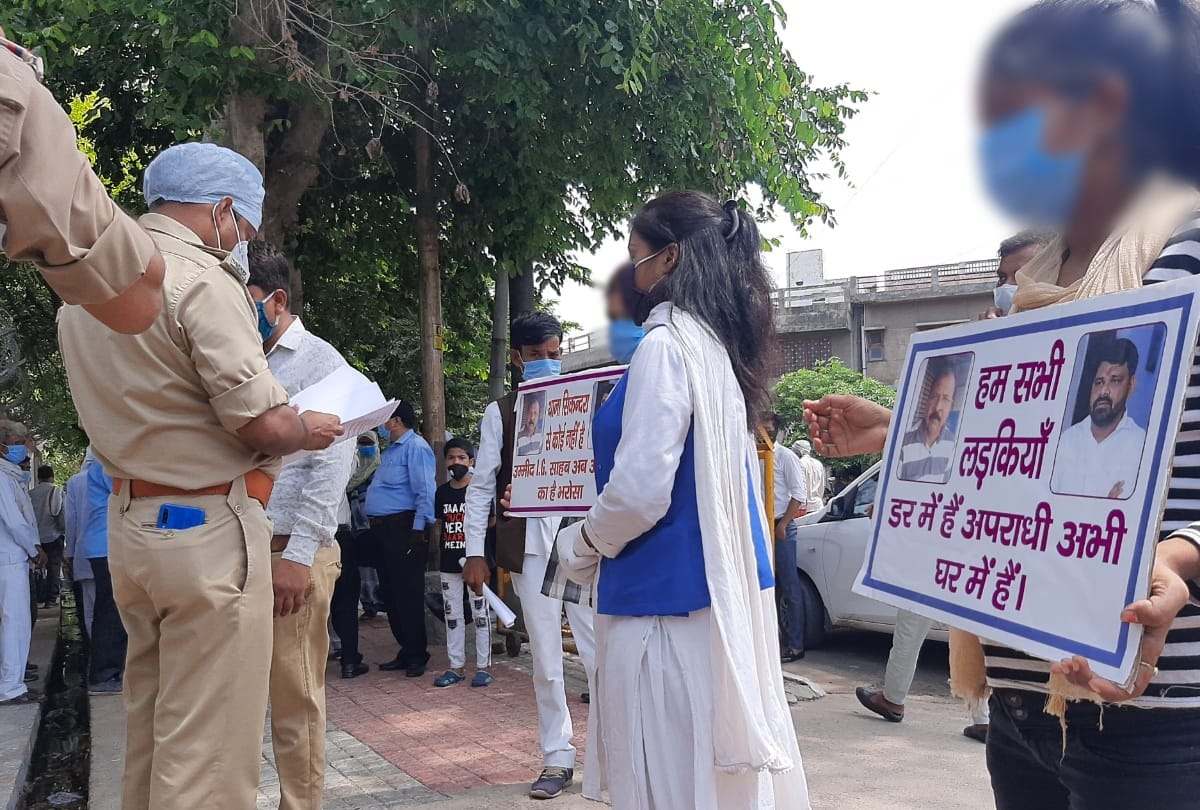 girls protest and demanding arrest of molestation accused in agra