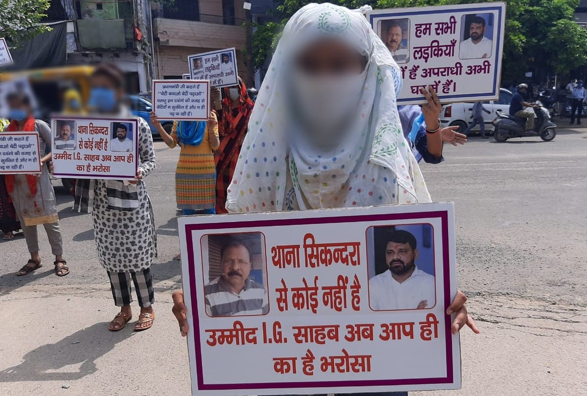 girls protest and demanding arrest of molestation accused in agra