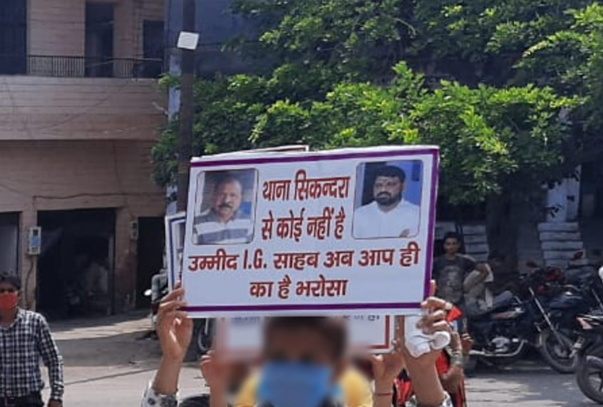 girls protest and demanding arrest of molestation accused in agra
